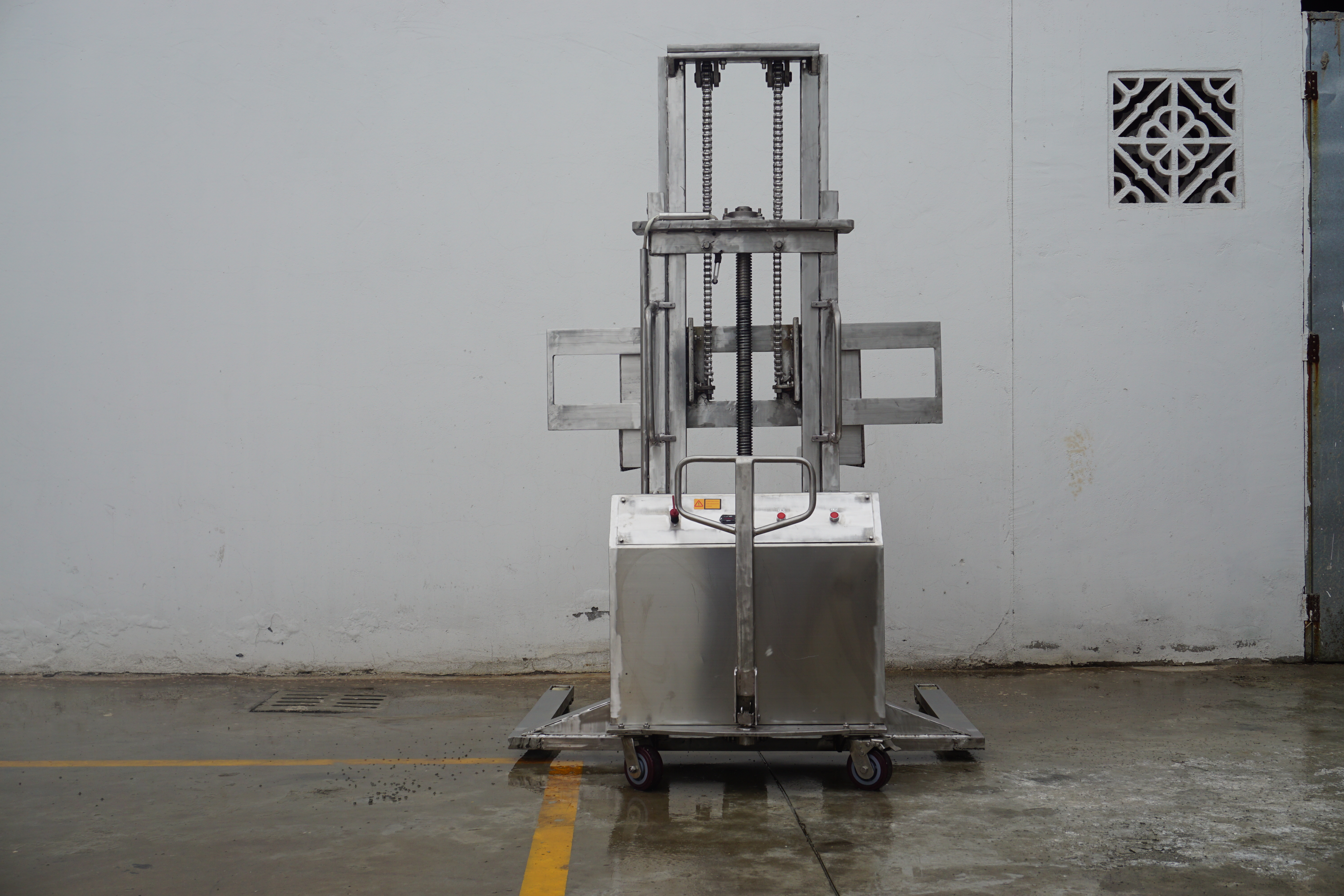 不銹鋼半電動(dòng)堆高車寬腿 (13)